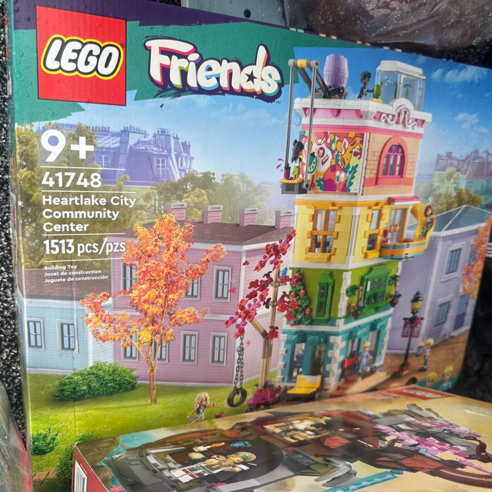 Lego Friends heart lake city Community center
